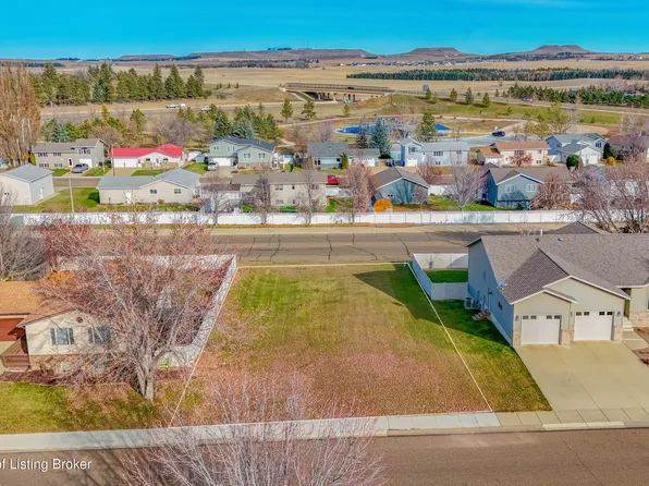 847 E 11th St, Dickinson, ND 58601