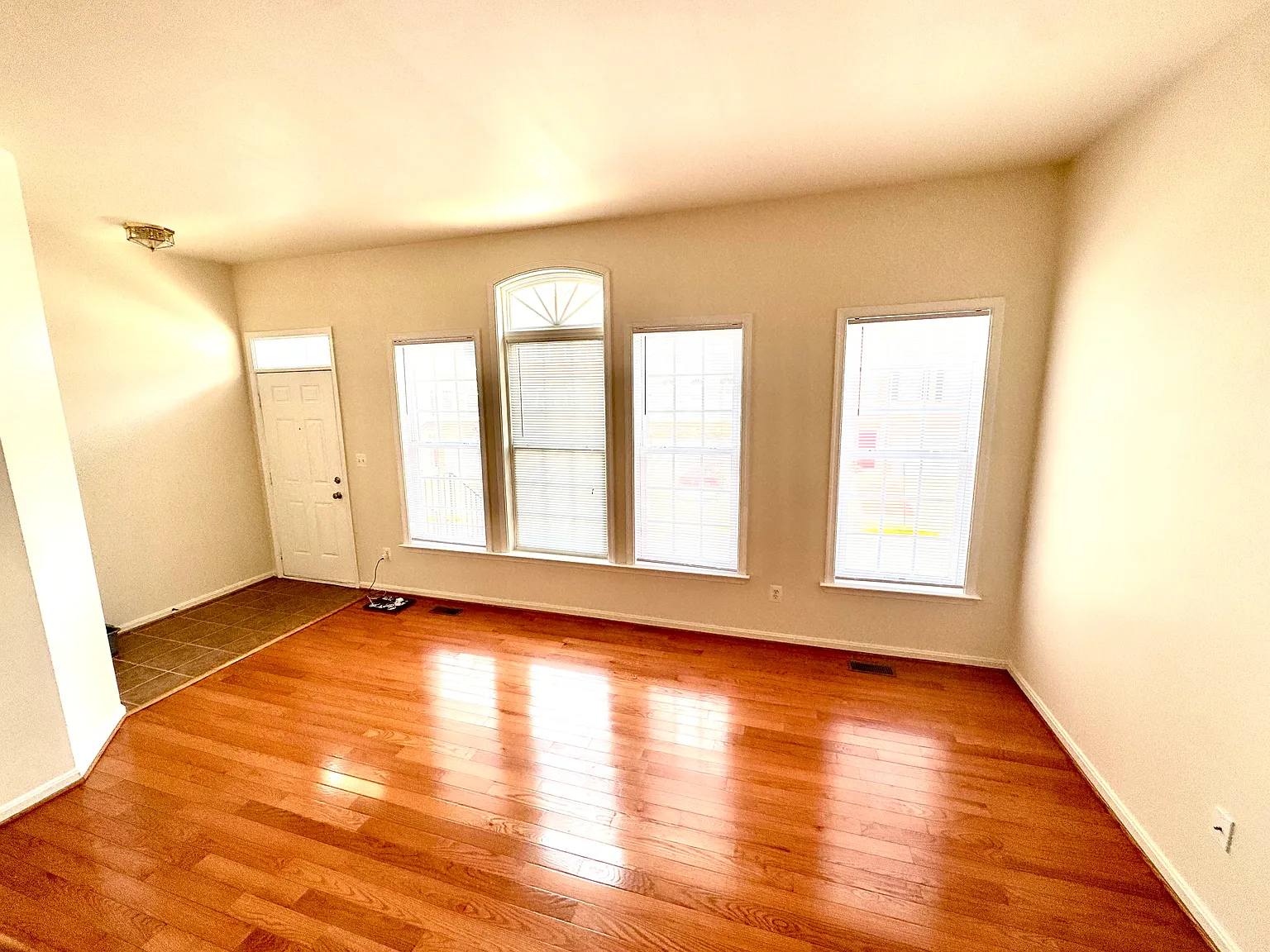 3 bed, 2.5 bath, 2365 sqft, $3,400 — Photo 2