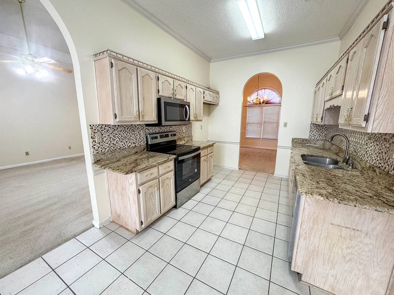 3 bed, 2.0 bath, 2151 sqft, $2,300 — Photo 4