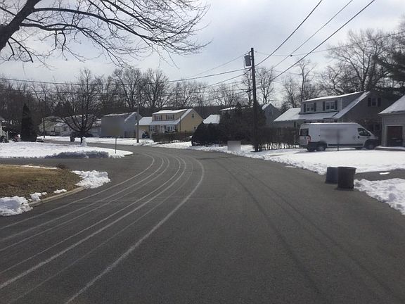 5th image of 25 Lois Ave