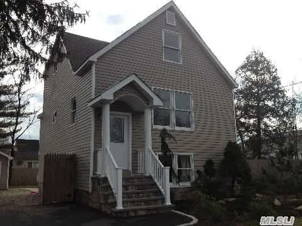 1060 Dante Ave, Copiague, NY 11726