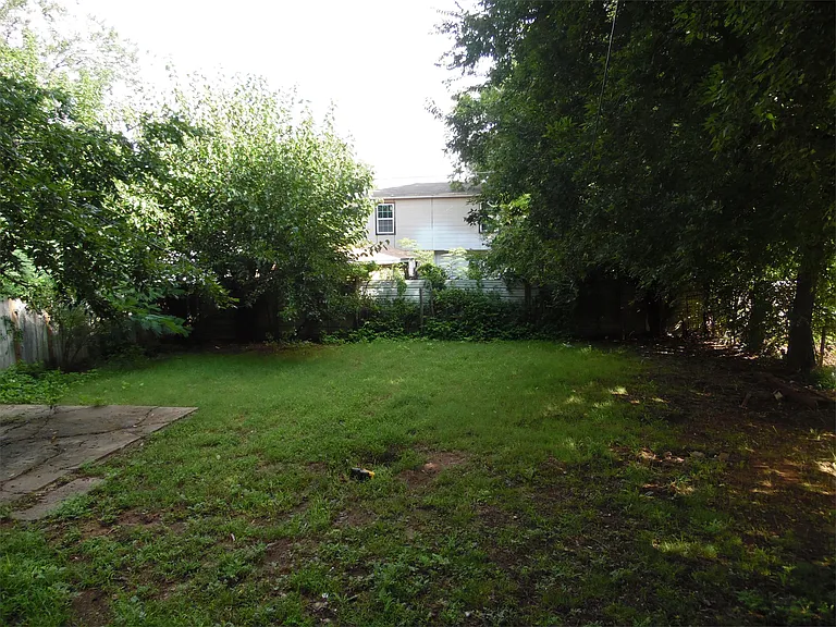 335 SE 44th St — Photo 4