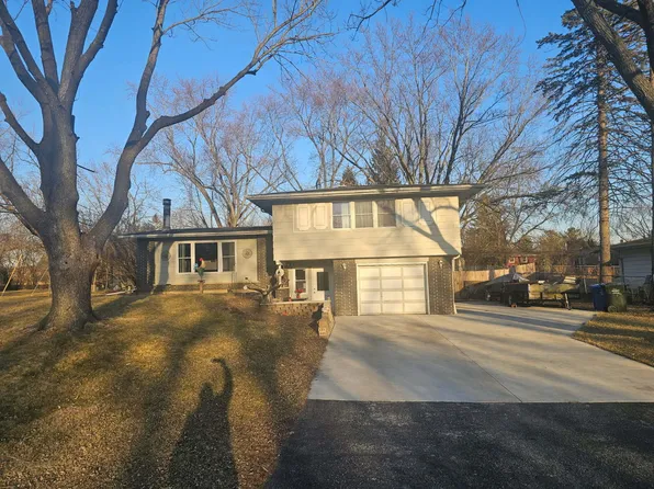 1852 Center Dr, Carpentersville, IL 60110