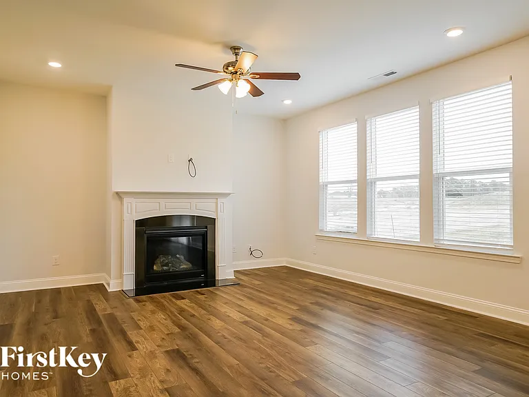 411 Windy Farm Dr — Photo 3