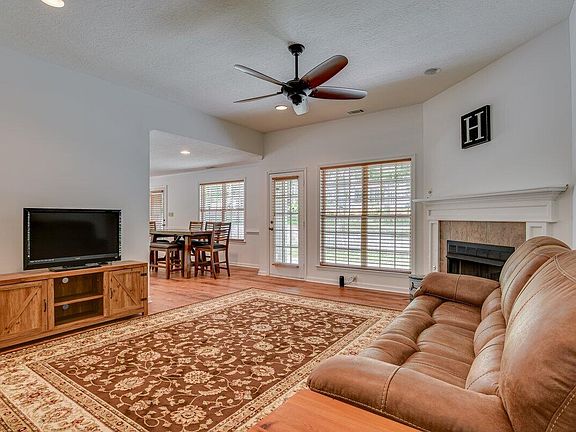3rd image of 1011 Plantation Circle