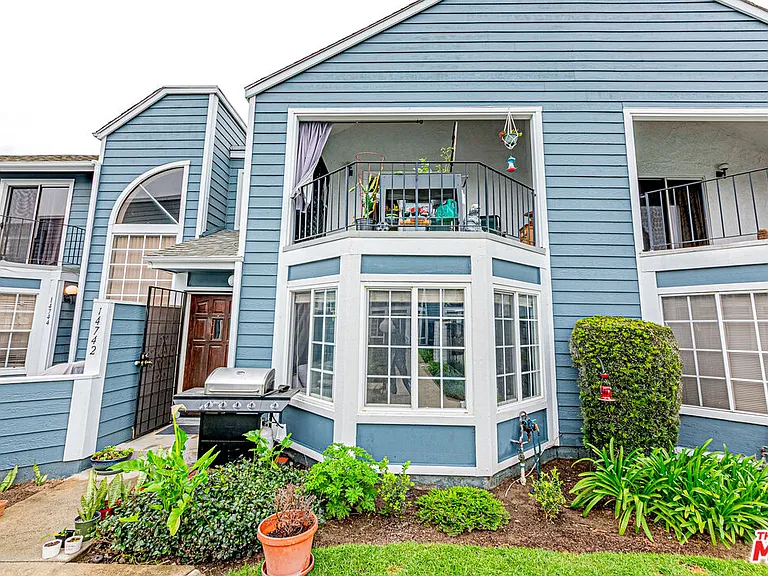 14742 Pioneer Blvd — Photo 32