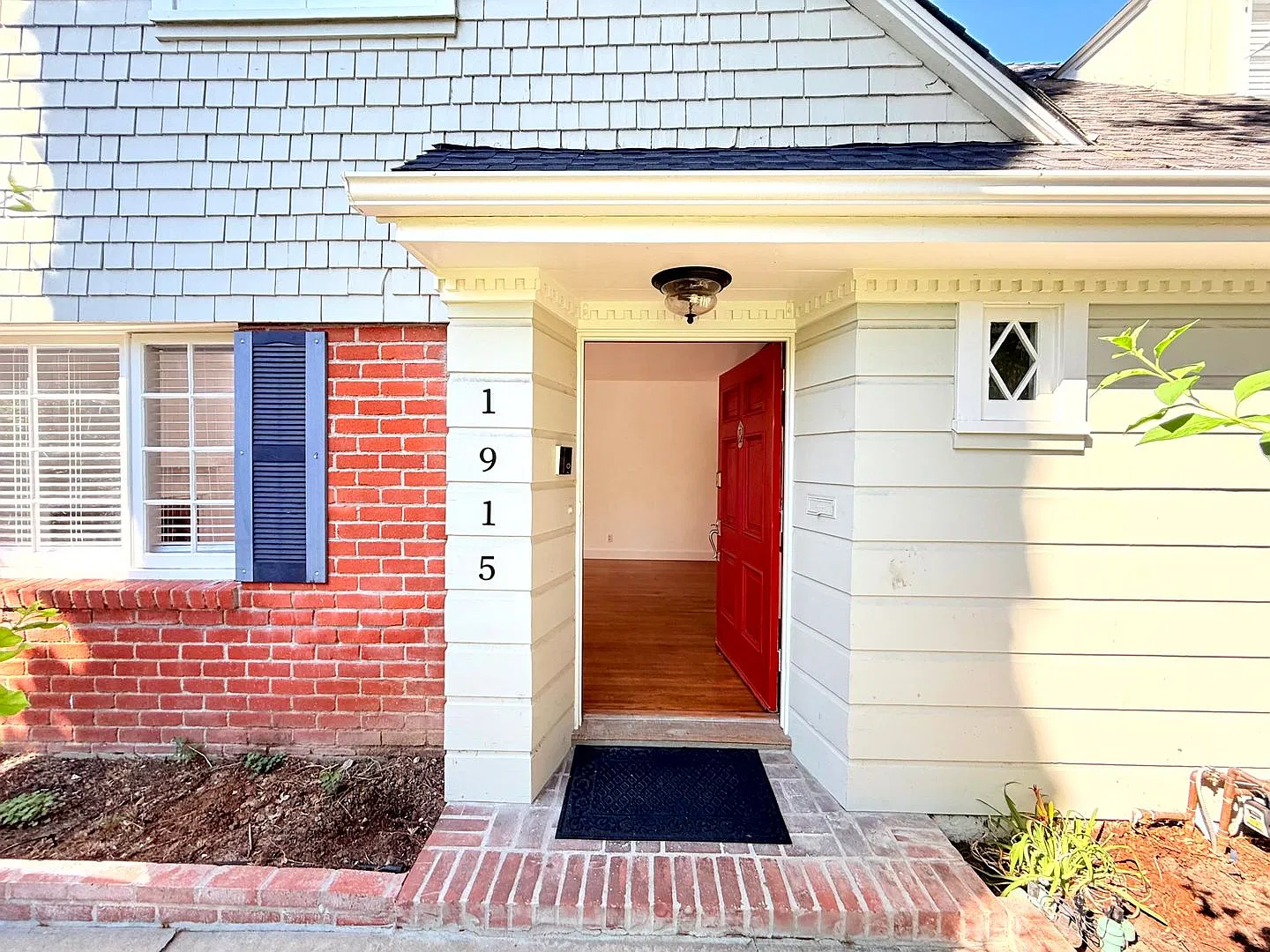 Beautiful Charming 2 Story Traditional Home 4 bed - 3 bath in Verdugo Woodlands/Glendale — Photo 2