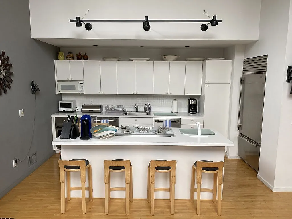 4 bed, 3.0 bath, 3000 sqft — Photo 2