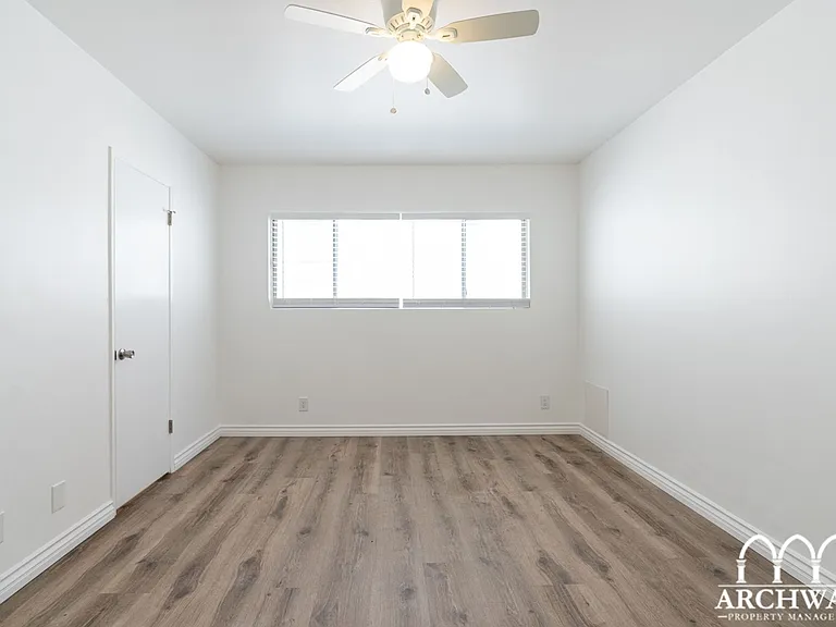 1115 Glenville — Photo 13