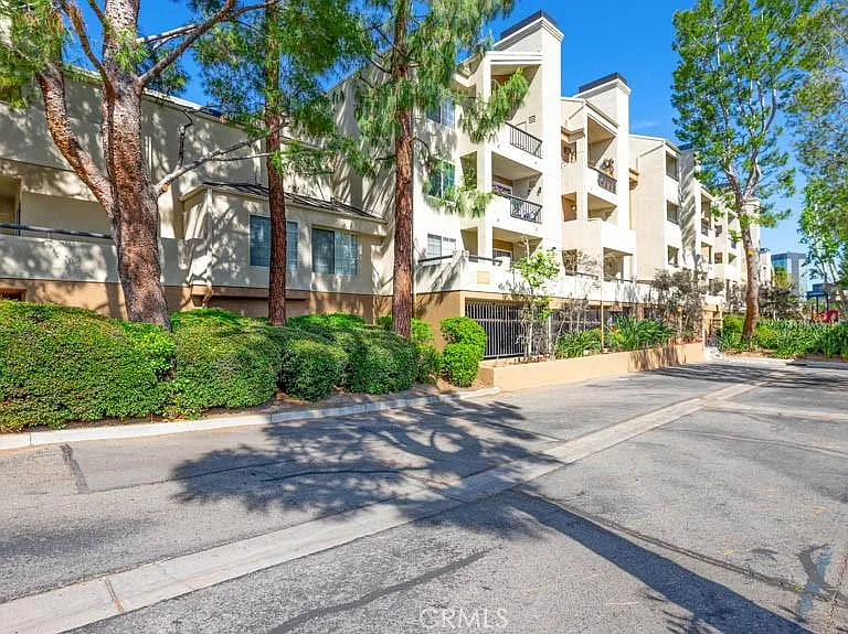 21550 Burbank Blvd #302 — Photo 17