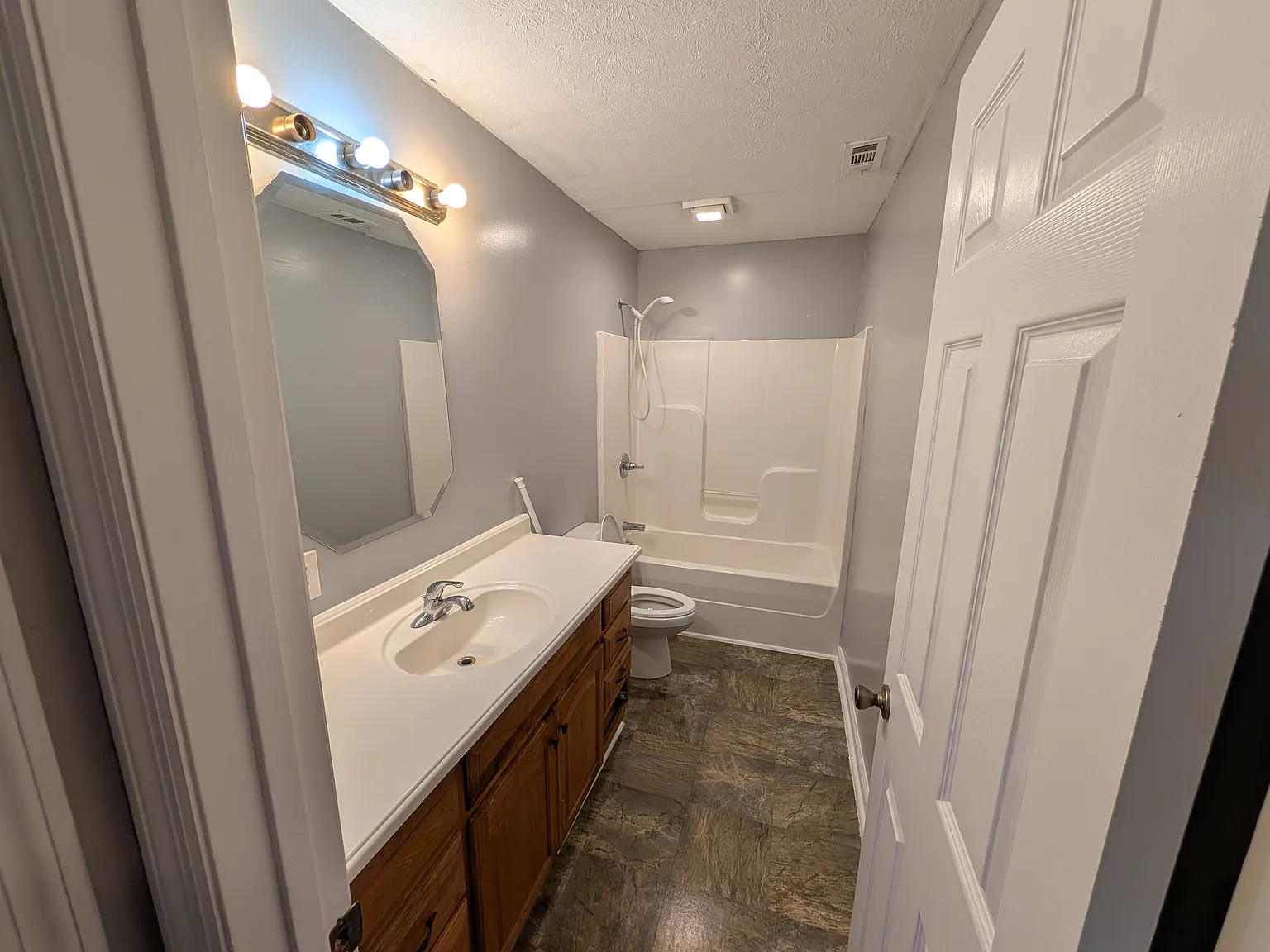 2 bed, 756 sqft, $1,200 — Photo 3
