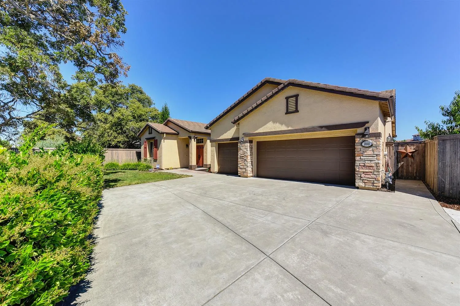 306 Mott Ct photo 1