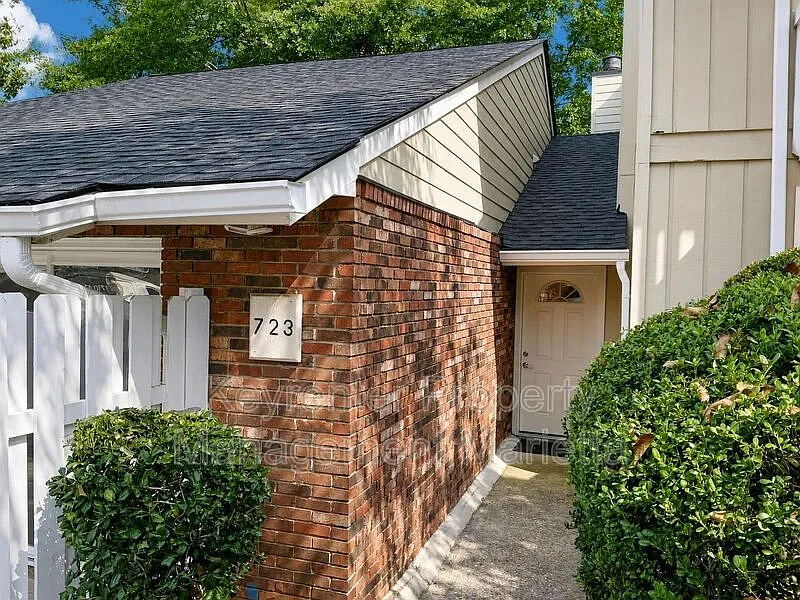2 bed, 2.0 bath, 1300 sqft, $1,850 — Photo 3