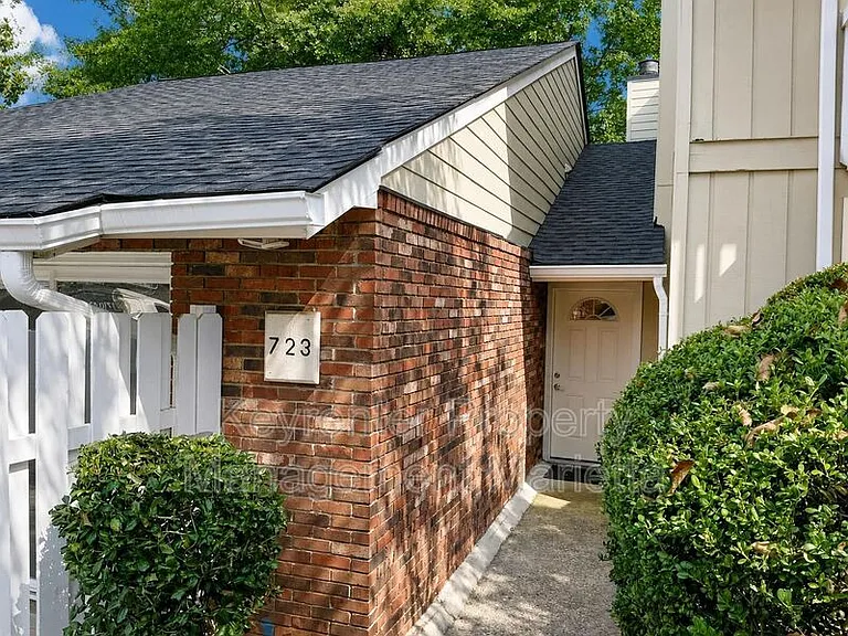 723 Hanover Ln — Photo 3
