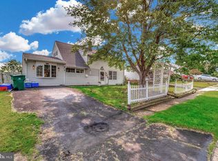 16 Red Cedar Dr, Levittown, PA