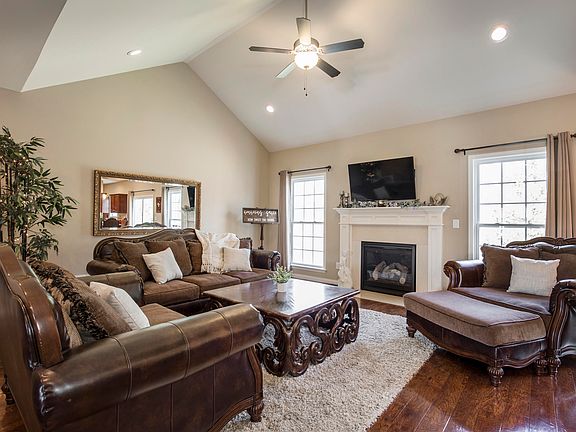 4th image of 702 Linde Ct