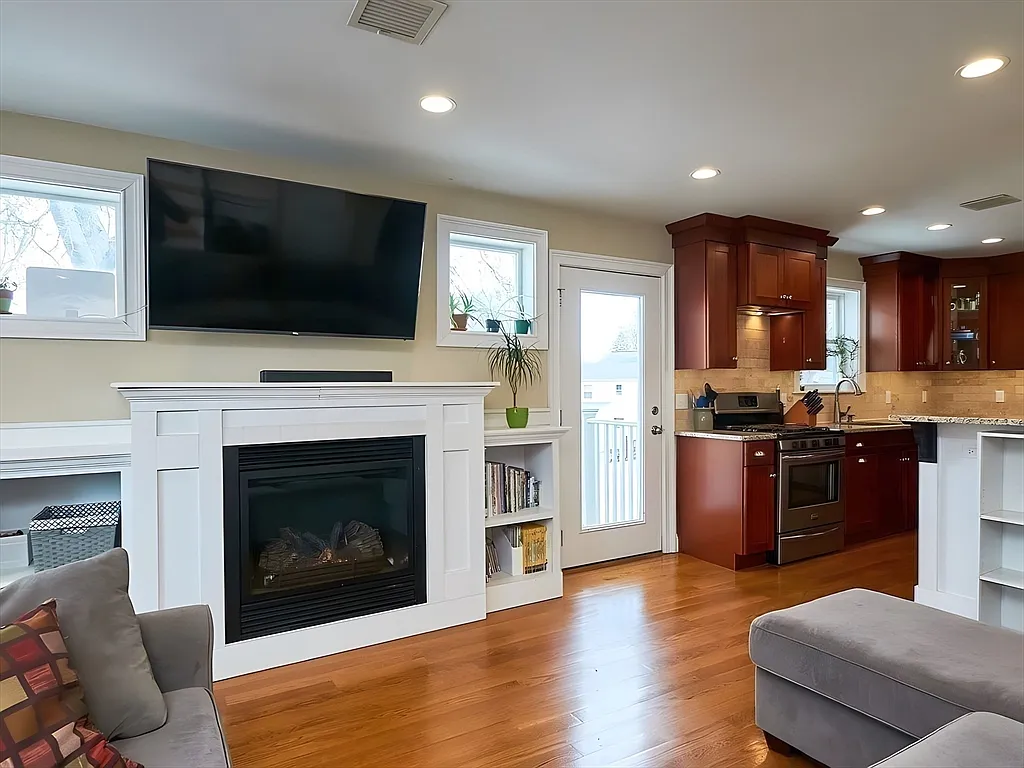 4 bed, 3.5 bath, 2422 sqft, $6,200 — Photo 4
