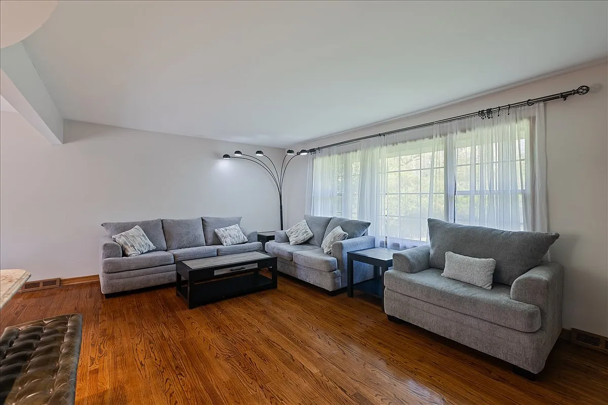 4 bed, 2.5 bath, 2378 sqft, $4,900 — Photo 4