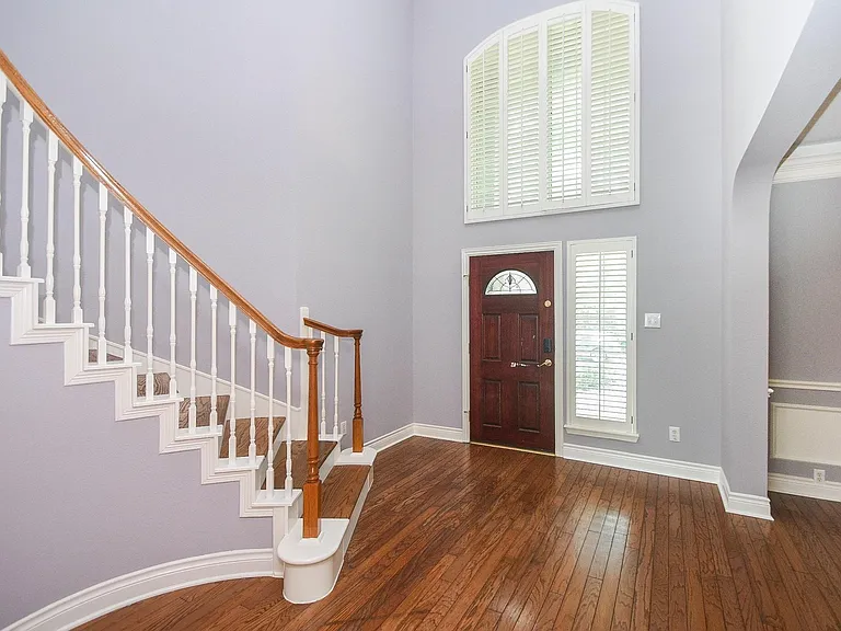 215 Wildmoor Ct — Photo 3