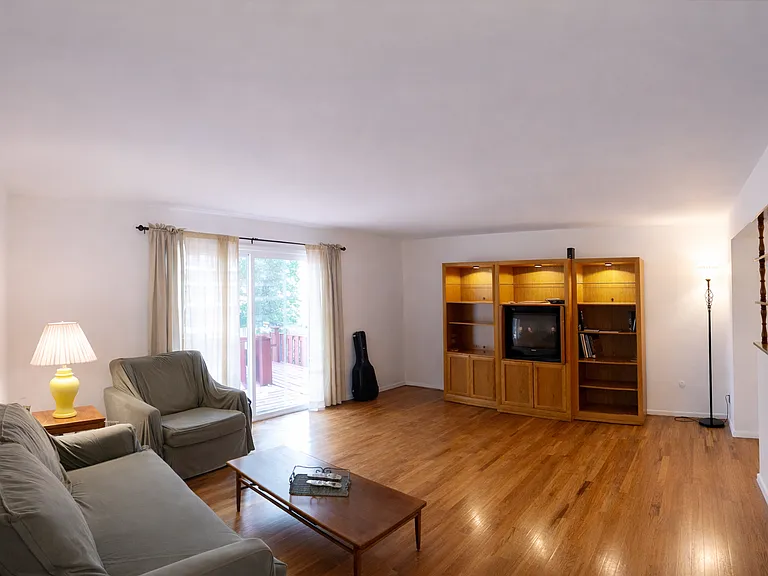 34 Phelps Ave #ROOM RENTAL — Photo 8
