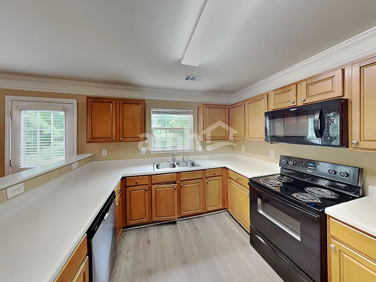 2485 Sheldon Pl — Photo 4