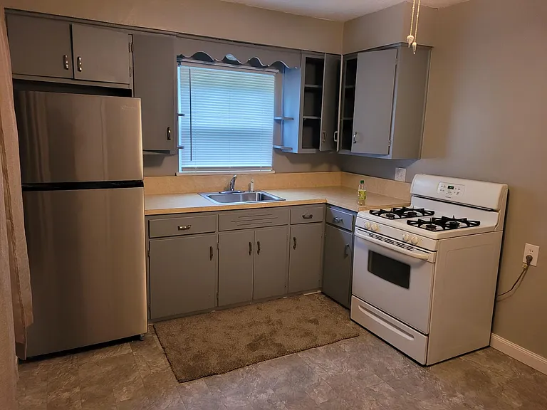 526 E Division St — Photo 5