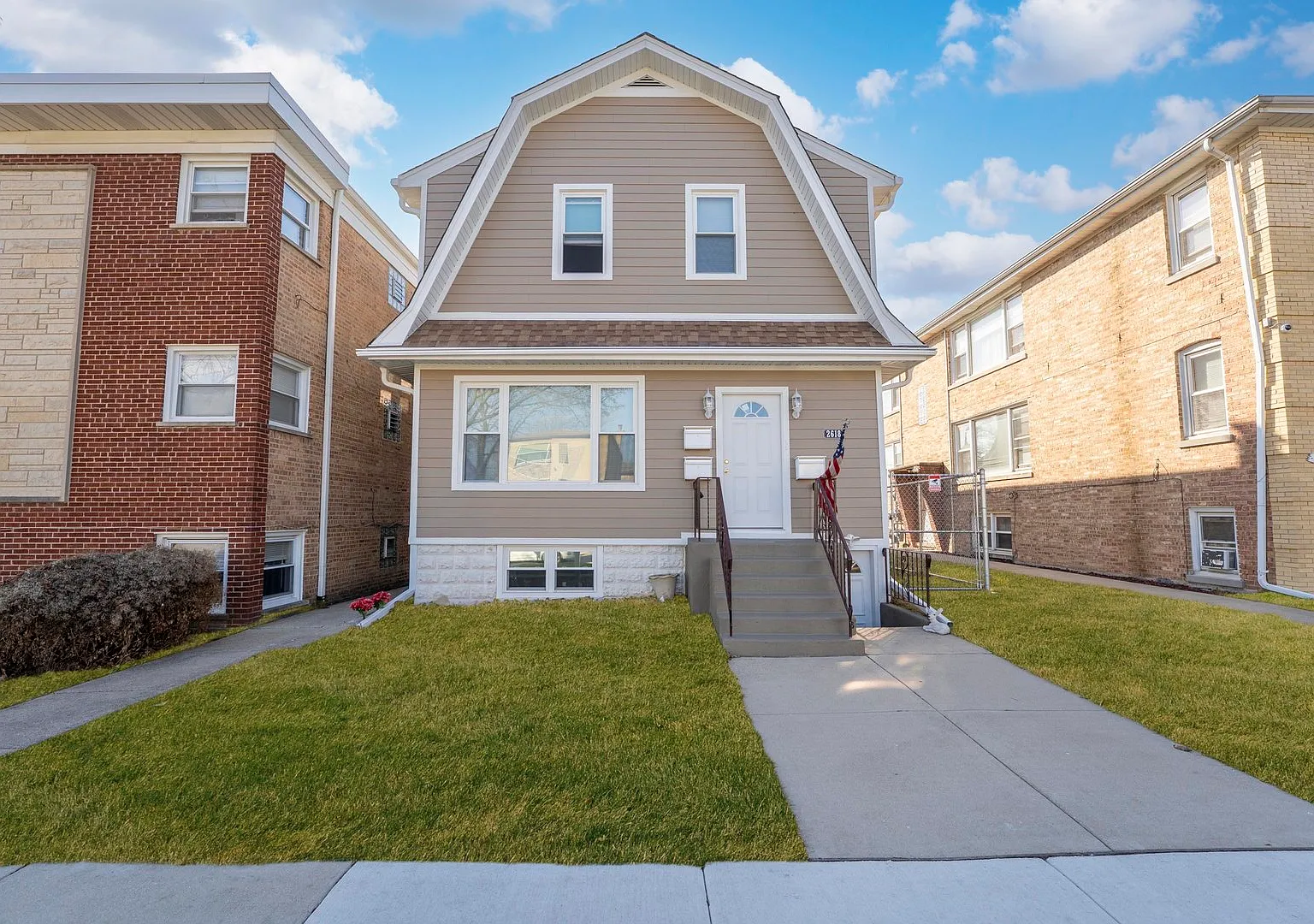 3 bed, 900 sqft, $2,100 — Photo 1