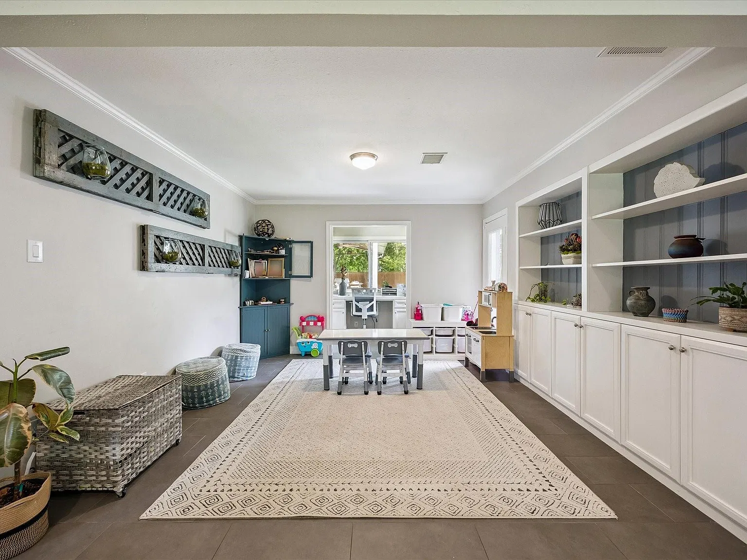 3 bed, 2.0 bath, 2334 sqft, $5,000 — Photo 2
