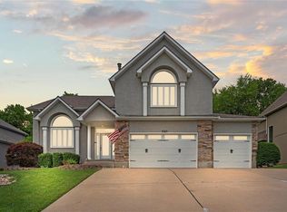 1253 SW Summit Crossing Dr, Lees Summit, MO 64081