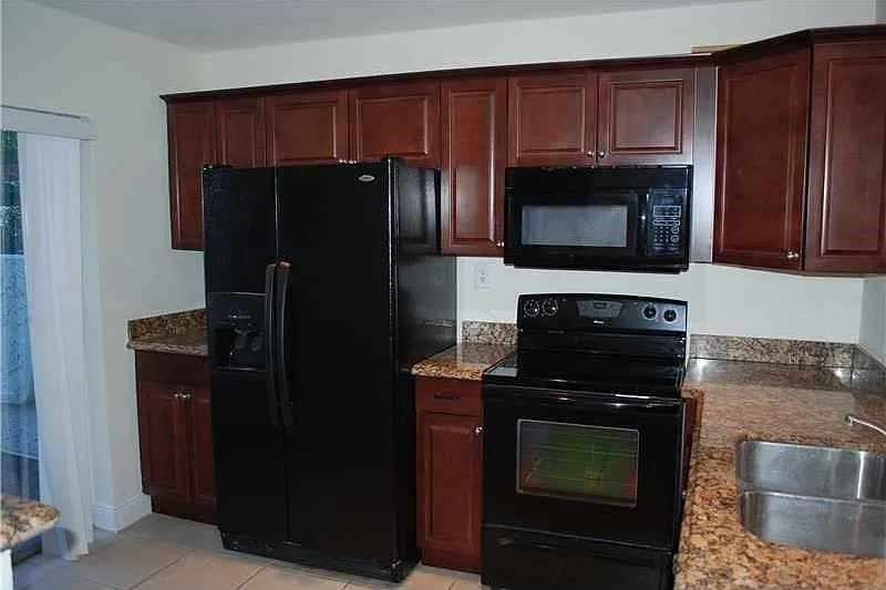 2 bed, 1.5 bath, 1000 sqft, $2,300 — Photo 2