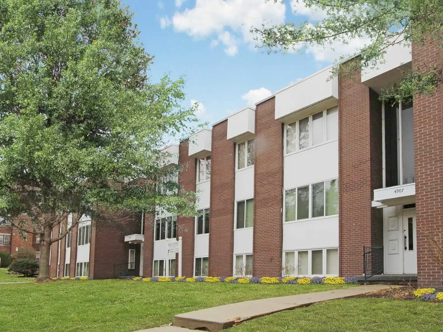Heritage Apartments — Photo 1