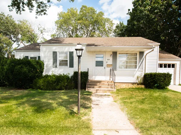 805 S 8th St, Oregon, IL 61061