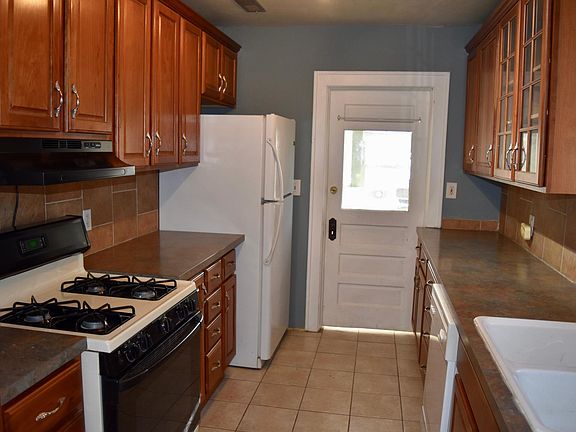 3rd image of 3902 Charlotte St