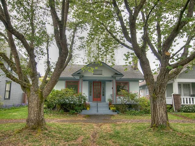 1st image of 121 17th Ave SE