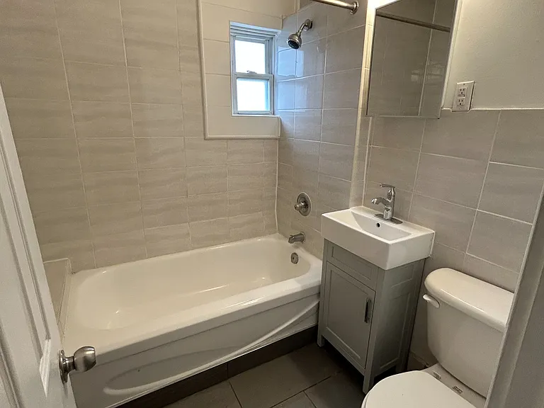 883 Somerset St W #6 — Photo 3