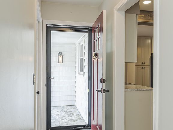 4th image of 915 Crosshill Dr