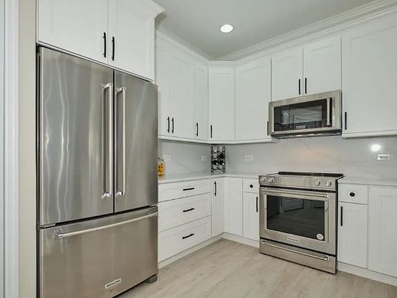 4th image of 8760 Stockbridge Dr #1
