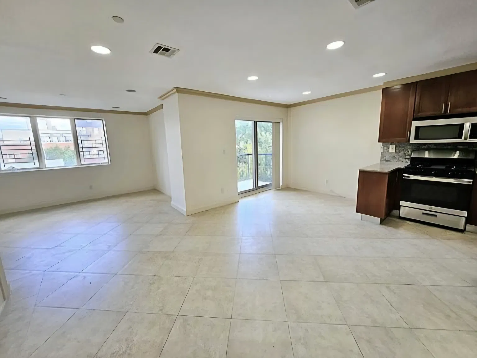 1546 East 12th Street — Photo 1