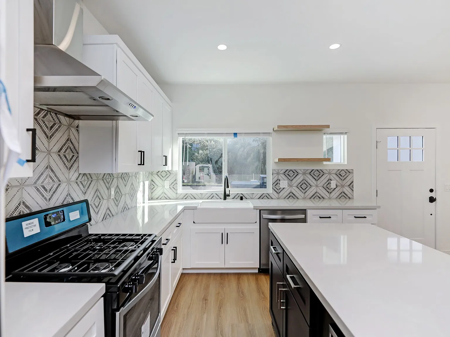 5148 Chateau Dr — Photo 2