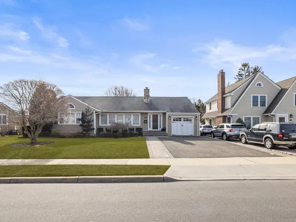 60 Meadow Street, Garden City, NY 11530