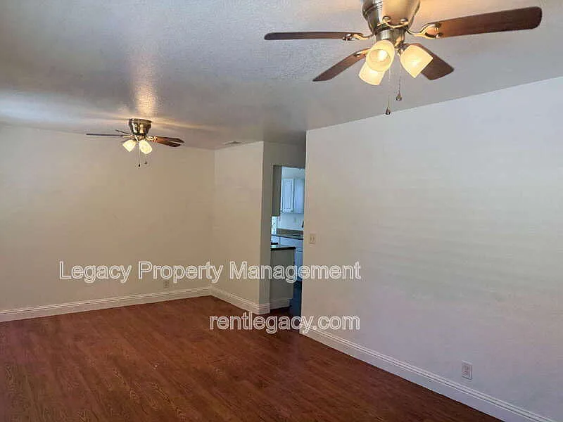 3 bed, 1.0 bath, 940 sqft, $2,000 — Photo 4