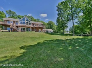 748 Overlook Rd, Carbondale, PA 18407
