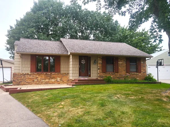502 Village Ct, Altoona, IA 50009