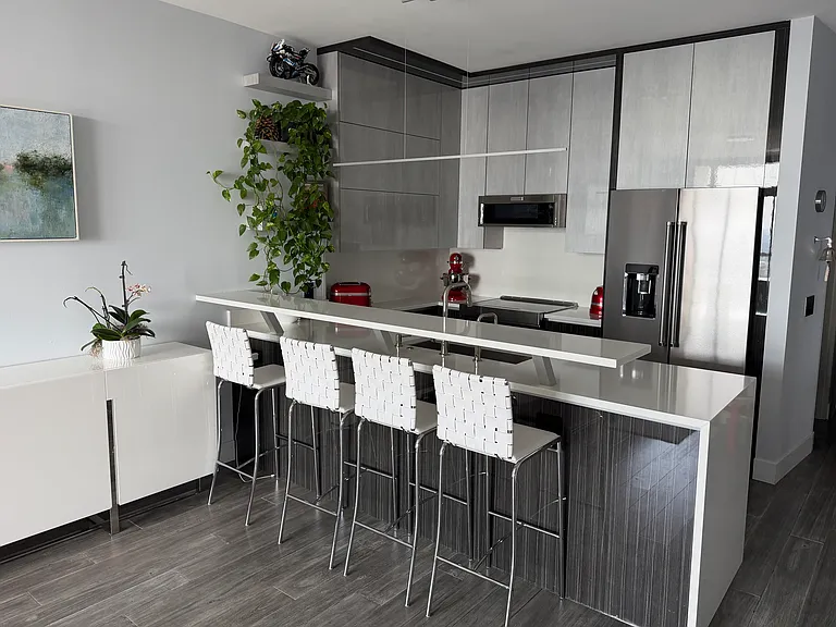 1235 S Prairie Ave — Photo 2