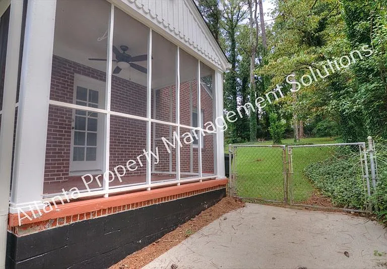 141 Park Dr — Photo 2