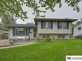 7510 Sun Valley Dr, Omaha, NE 68157
