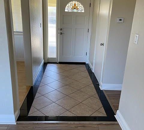 entrance with coloset