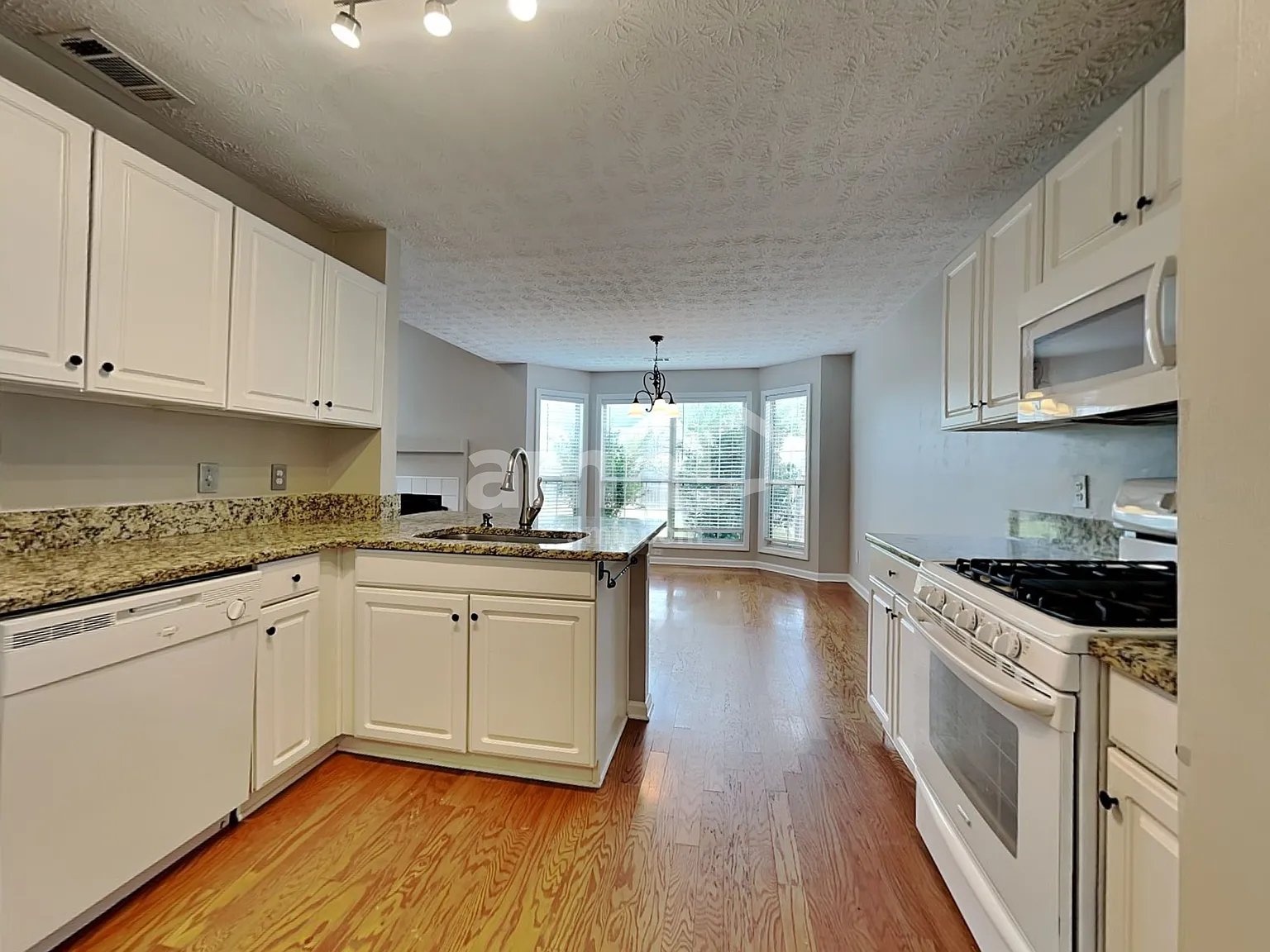 3 bed, 2.5 bath, 1574 sqft, $2,790 — Photo 4