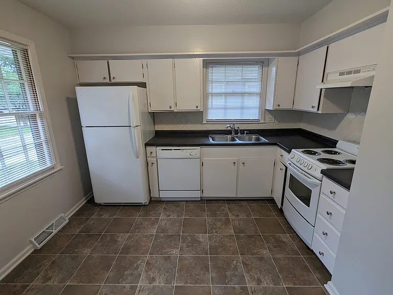 1005-1007 NW Range St — Photo 8