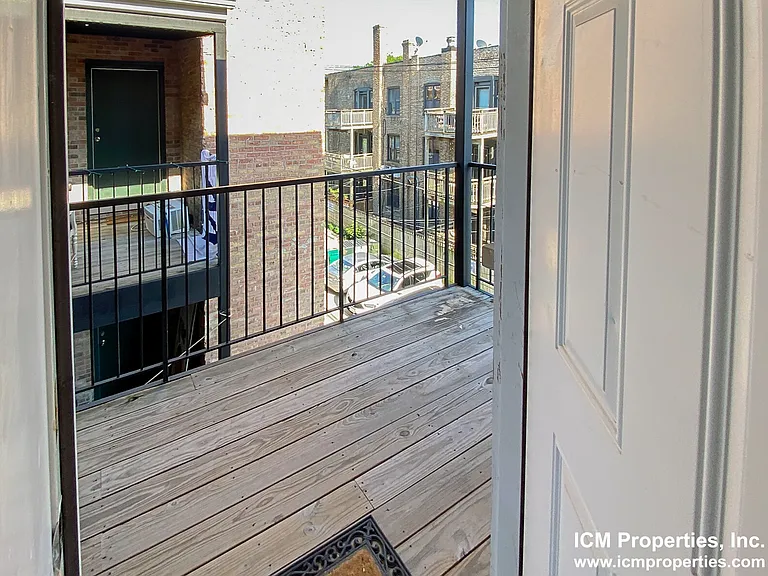 855 W Cornelia Ave #2W — Photo 2